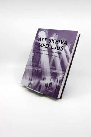 Att skriva med ljus : 13 essäer om litteratur och fotografi